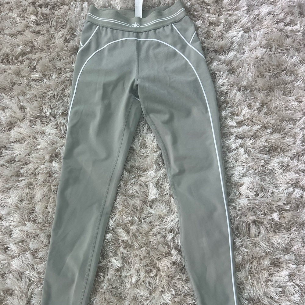Alo Airbrush Leggings in Limestone XS